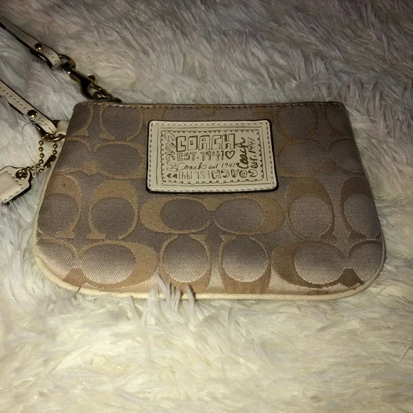 Coach Poppy Wristlet - Picture 3 of 14